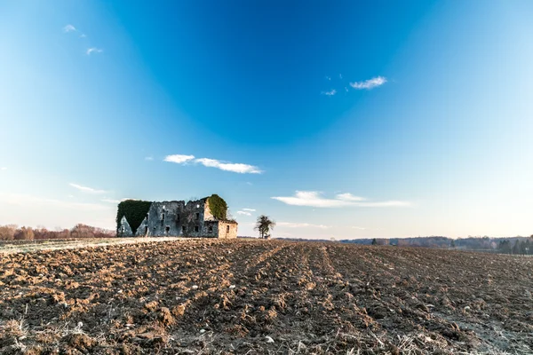 Abandoned farm in the countryside — Stock Photo, Image