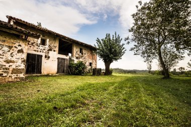 Kırsalda terk edilmiş bir çiftlik.
