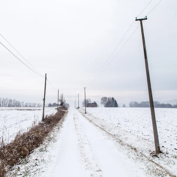 Neige recouvrant une ferme abandonnée — Photo