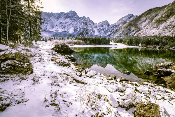 Primeira neve no lago da montanha — Fotografia de Stock