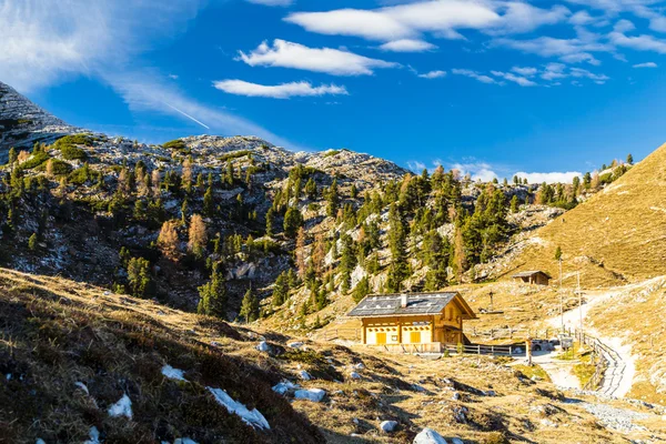 Альпийская хижина со скамейкой — стоковое фото