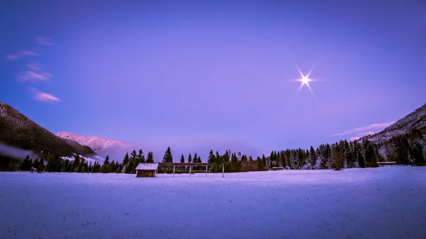 Zonsondergang na de eerste sneeuwval — Stockfoto