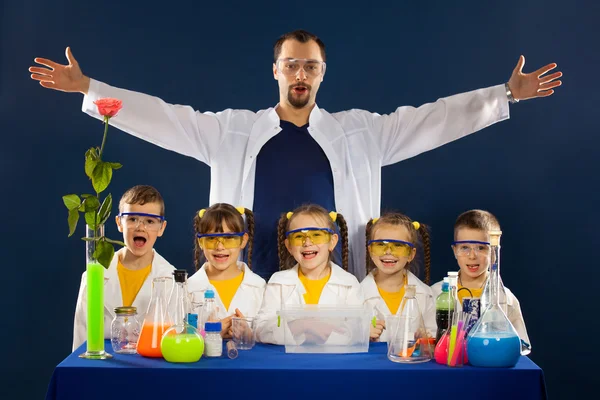 Bilim deneyler laboratuvarda yapıyor bilim adamı ile mutlu çocuklar — Stok fotoğraf