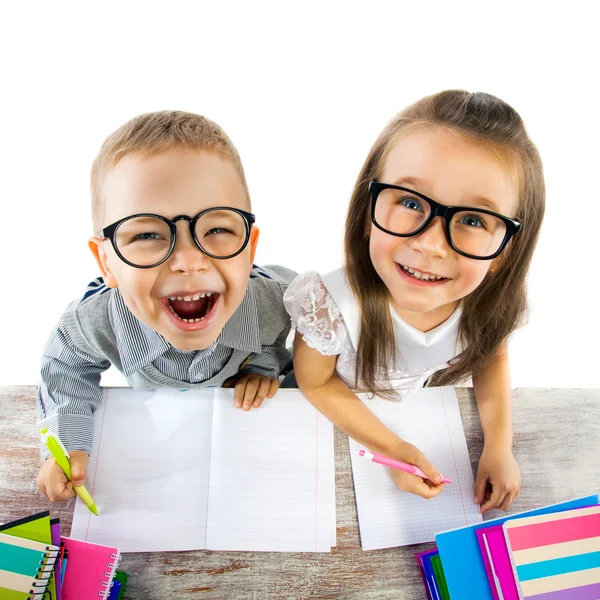 Due bambini a tavola in classe a lezione — Foto Stock