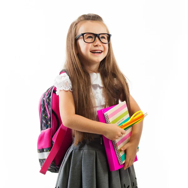 Écolière avec cartable rose dans les lunettes tenant livre — Photo