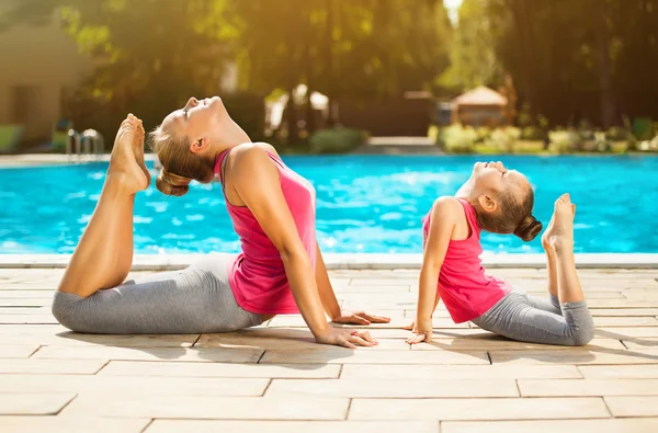 Mor och dotter gör övning utomhus — Stockfoto