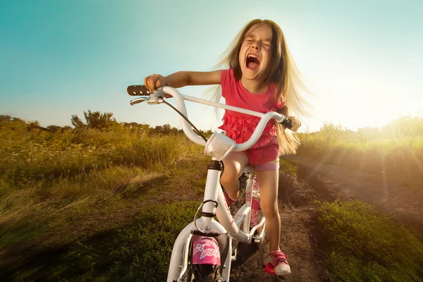 Retrato de chica divertida feliz en bicicleta —  Fotos de Stock