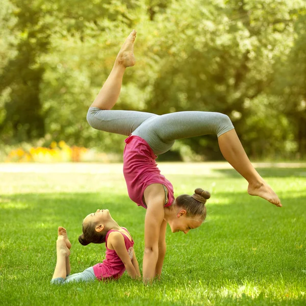 Mother and daughter doing exercise outdoors. Healthy lifestyle — Stock Photo, Image