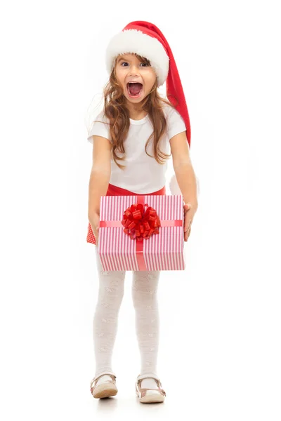 Criança segurando caixa de presente de Natal na mão. Isolado em segundo plano — Fotografia de Stock