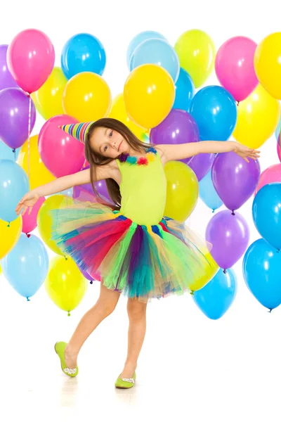 Šťastná holčička dítě s barevnými balónky na narozeninovou oslavu. — Stock fotografie