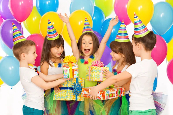 Χαρούμενο παιδί κοριτσάκι δέχεται δώρα σε πάρτι γενεθλίων — Φωτογραφία Αρχείου