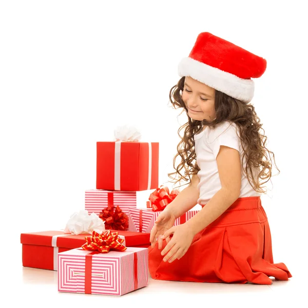 Meisje met Kerstmis geschenkdozen. Geïsoleerd op witte achtergrond — Stockfoto