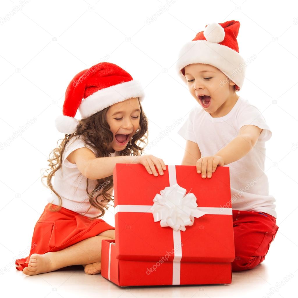 Niños felices en Santa Sombrero abriendo una caja de regalo — Foto
