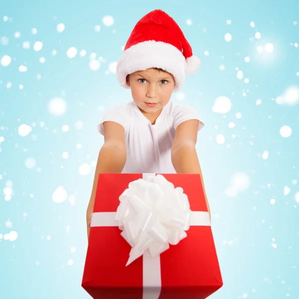 Dziecko trzyma w ręku Boże Narodzenie podatek od darowizn pudło. Na białym tle — Zdjęcie stockowe