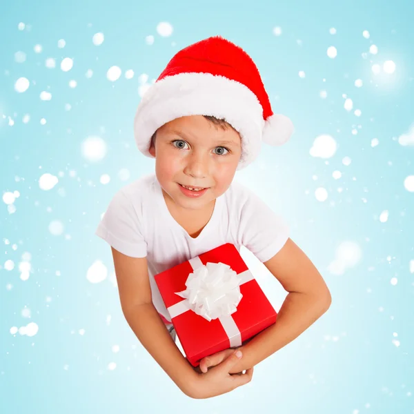 Noel hediye kutusu elinde tutan çocuk. Arka plan üzerinde izole — Stok fotoğraf
