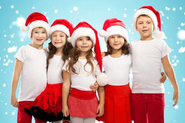 Grupp av glada barn i jul hatt — Stockfoto