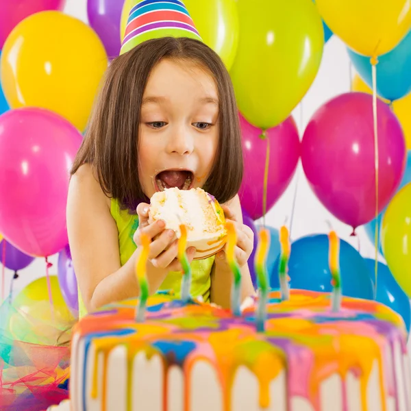 Retrato de menina alegre com bolo na festa de aniversário — Fotografia de Stock