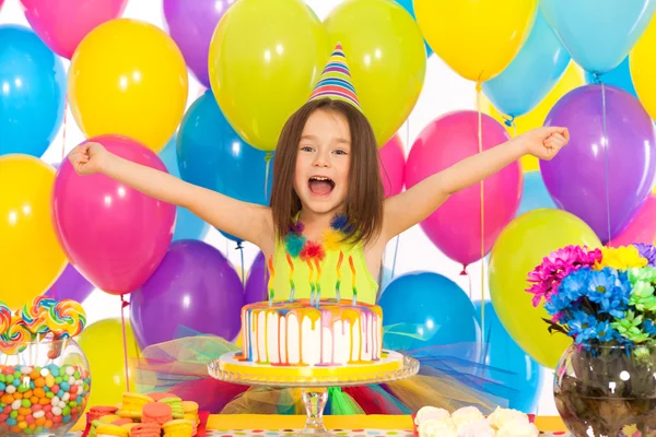 Retrato de niña alegre con pastel en fiesta de cumpleaños —  Fotos de Stock