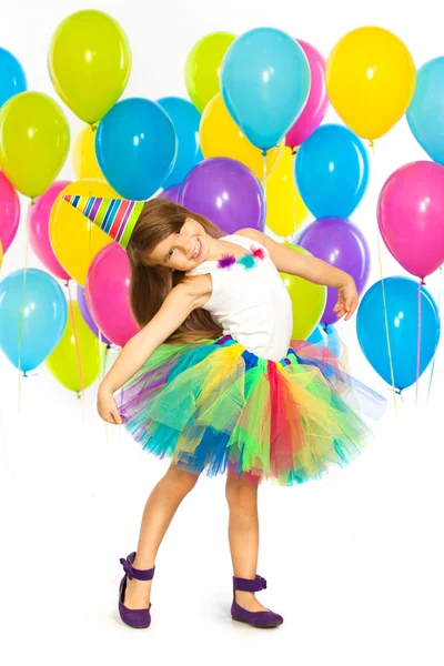 Feliz niña con globos de colores en la fiesta de cumpleaños . — Foto de Stock