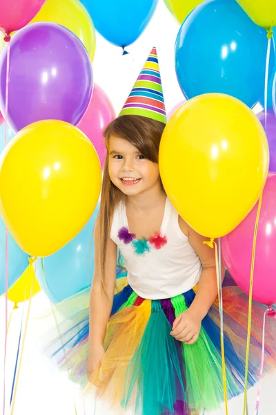 Gelukkig meisje jongen met kleurrijke ballonnen op verjaardagspartij. — Stockfoto