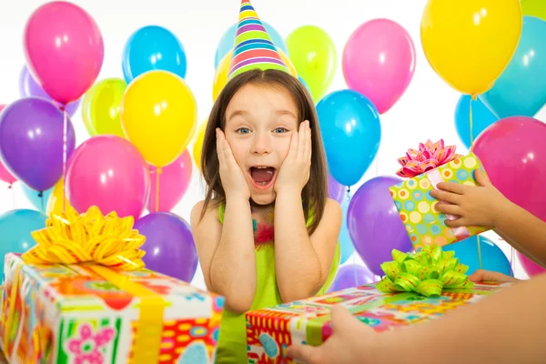 Menina criança alegre recebendo presentes na festa de aniversário — Fotografia de Stock