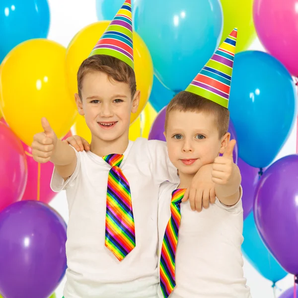 Dos niños pequeños en la fiesta de cumpleaños —  Fotos de Stock