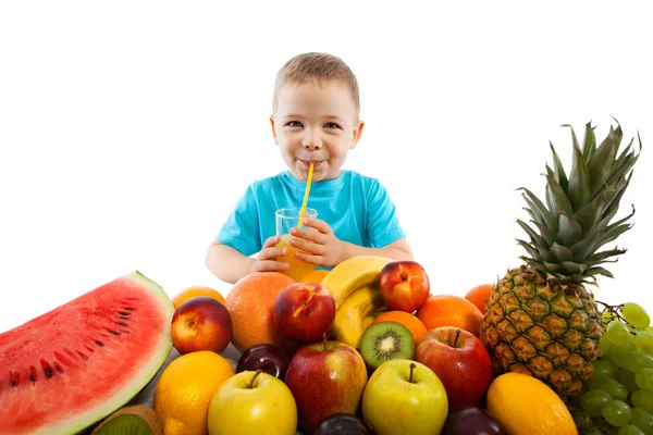 Chlapeček s ovocem, zdravé stravování děti koncepce — Stock fotografie