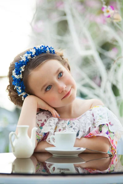 忧郁的孩子女孩穿着花裙子的肖像 — 图库照片