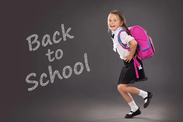 Menina com uma mochila indo para a escola — Fotografia de Stock