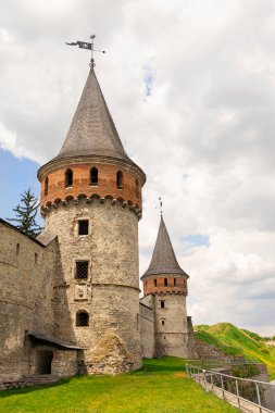 Kamianets-Podilskyi, Ukrayna 'daki antik kalenin geniş bir manzarası, güçlü savunma kulelerini ve kayalık bir çıkıntı üzerine inşa edilmiş taş duvarlarını gösteriyor.