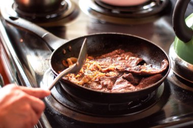 Tavada soğanlı nefis ev yapımı et ve siyah kosinüs