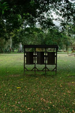 Parkta geri dönüşüm için özel ahşap konteynırlar.