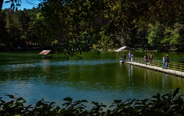 Hermosa Vista Lago Con Colores Azules Verdes Con Puente Gente —  Fotos de Stock