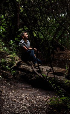 BİR ADAM TROPİK KORUŞTURUYOR