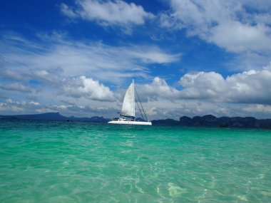 andaman mavi gökyüzü ve denizin içinde yelken
