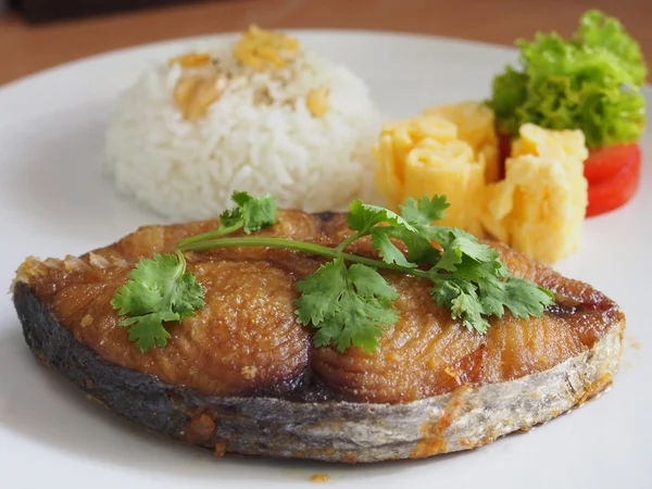 Nourriture thaïlandaise : poisson frit avec de la pâte de sel...... Images De Stock Libres De Droits