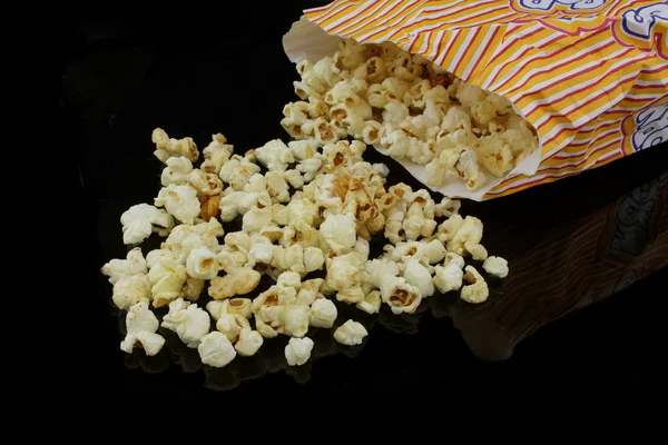 Popcorn tuete auf schwarz — Stock fotografie