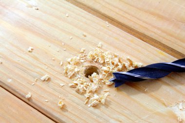 Ein schwarzer holzbohrer