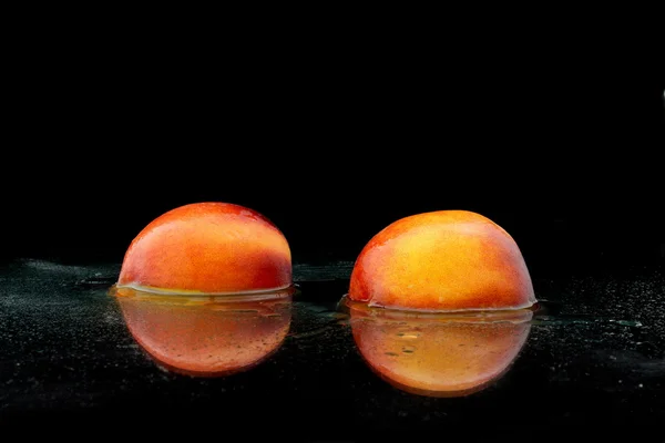 Ein geteilter pfirsich — Photo