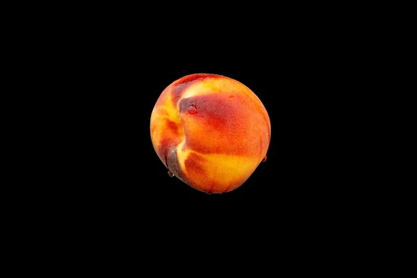 Ein pfirsich mit wassertropfen — Stok fotoğraf