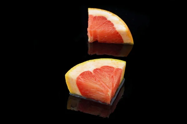 Grapefruit auf schwarz — Stockfoto