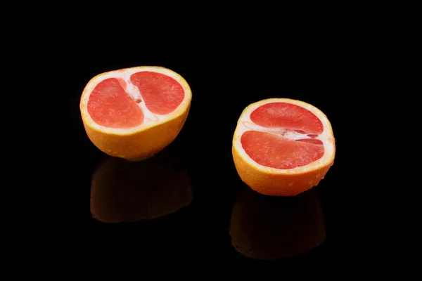 Grapefruit auf schwarz — Stockfoto