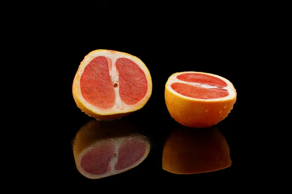 Grapefruit auf schwarz — Stockfoto