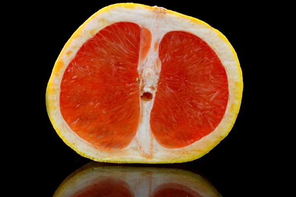 Grapefruit auf schwarz — Stockfoto