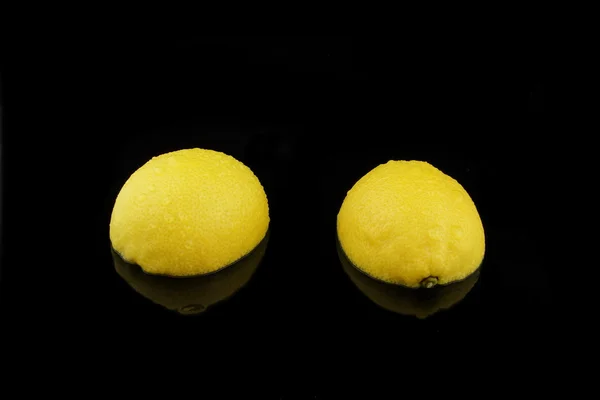Zitrone geteilt schwarz — Stock Photo, Image