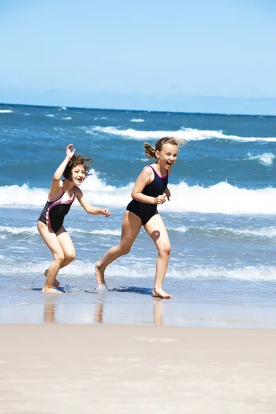 Chicas corriendo sonriendo — Foto de Stock