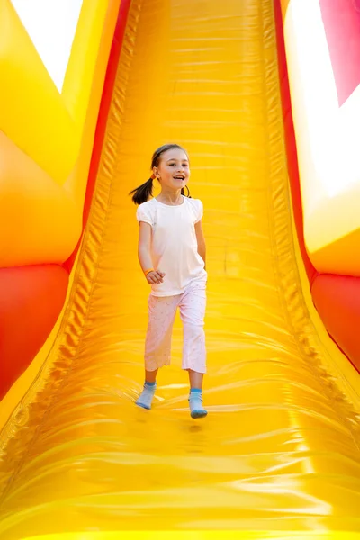Menina feliz no slide — Fotografia de Stock