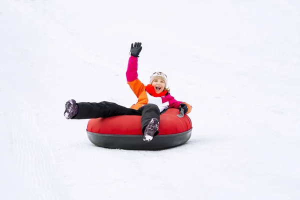 Menina Criança Tubos Neve Descida Dia Inverno — Fotografia de Stock