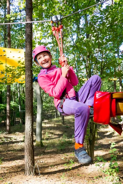 Jeune Fille Sur Tyrolienne Entre Les Arbres Dans Parc Aventure — Photo