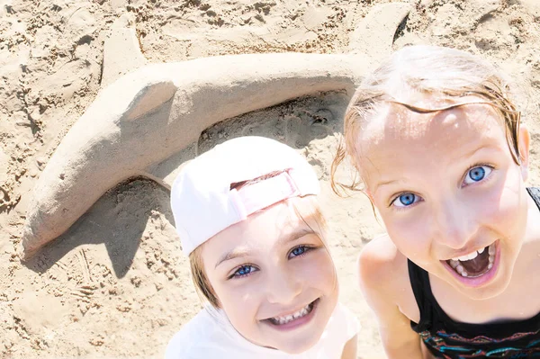 Portrait Two Smiling Sisters Looking Camera Standing Sandy Beach Dolphin — Stock Photo, Image